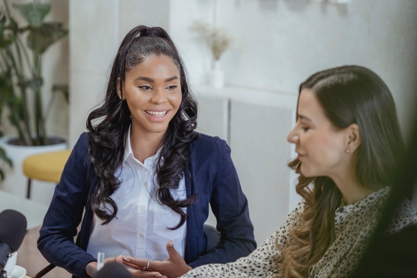 twee vrouwen in gesprek