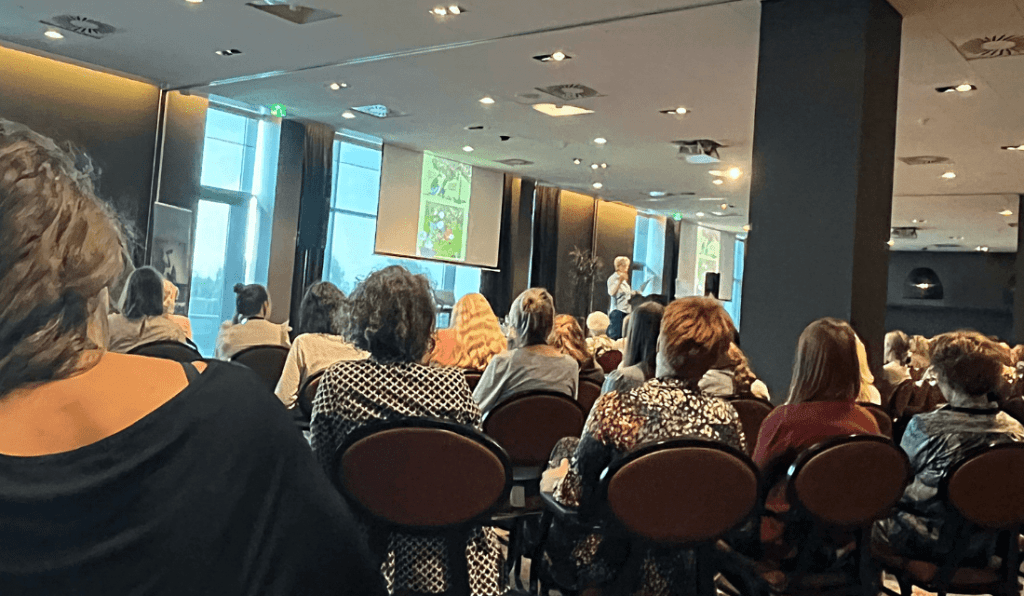 Een volle zaal tijdens de afsluiting van Francine Oomen