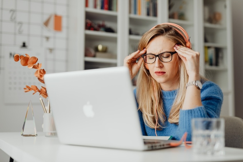 Vrouw getresst achter laptop